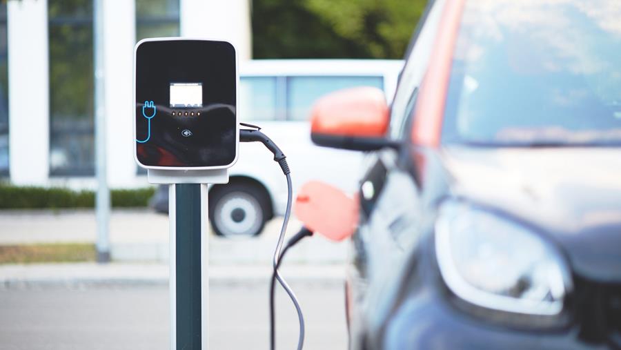 Les véhicules électriques et les bornes de recharge continuent d'augmenter